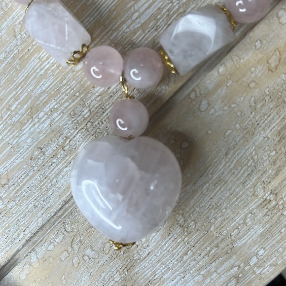 Jewelry - Gorgeous romantic rose quartz stone necklace